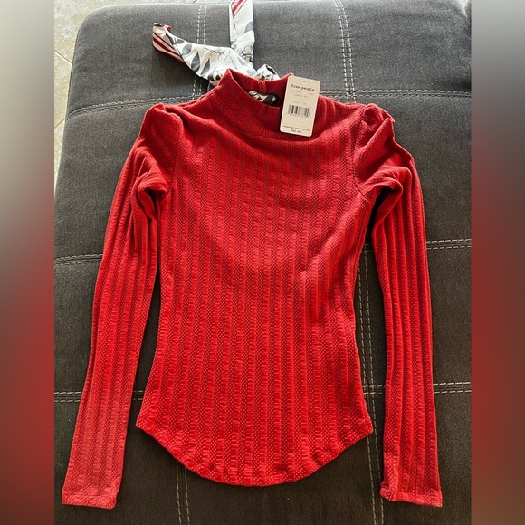 Free people sweater. NWT never worn - Picture 1 of 3
